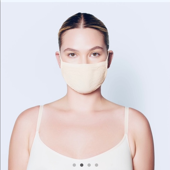 SKIMS SAND nude kardashian face mask - Picture 2 of 16